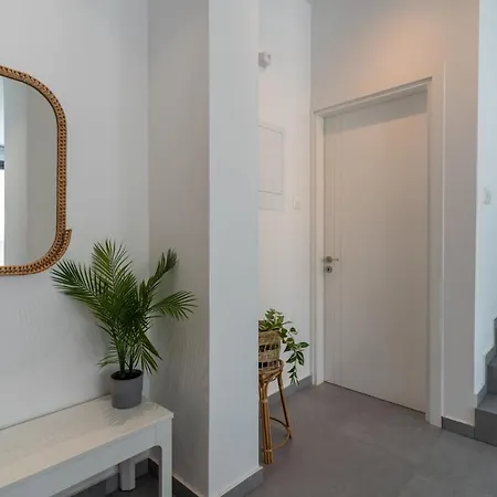 Flora's 3-bedroom Retreat With Private Pool *