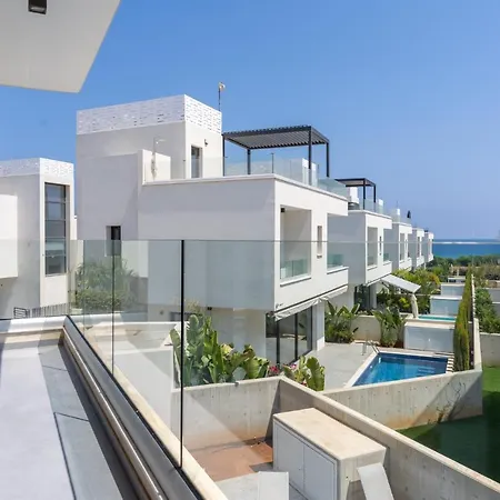 Flora's 3-bedroom Retreat With Private Pool Villa *
