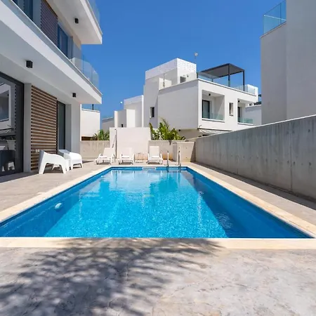 Flora's 3-bedroom Retreat With Private Pool Villa