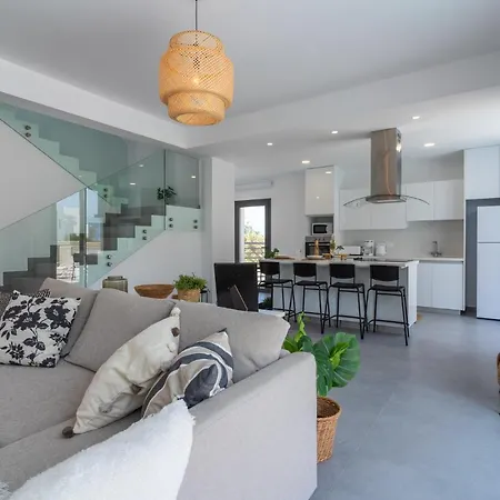 Flora's 3-bedroom Retreat With Private Pool Paralimni