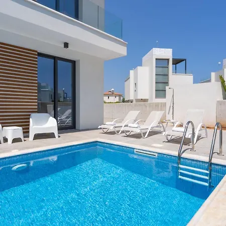 Flora's 3-bedroom Retreat With Private Pool Villa *