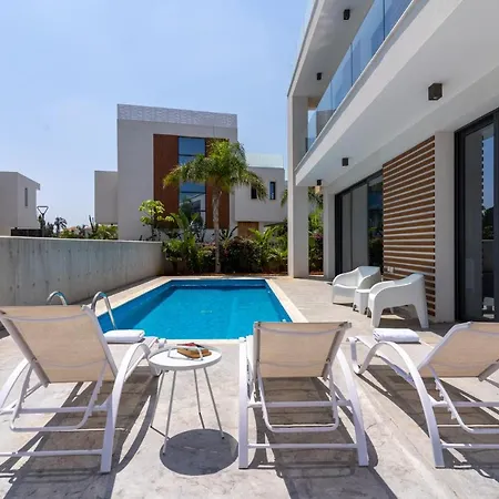 Flora's 3-bedroom Retreat With Private Pool *