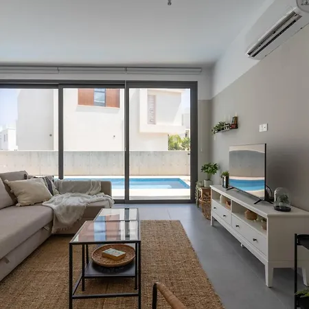 Flora's 3-bedroom Retreat With Private Pool * Paralimni