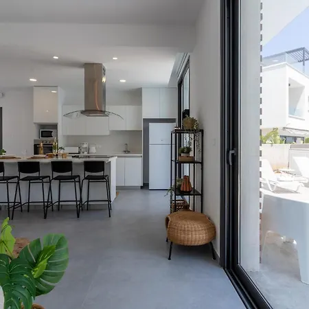 Flora's 3-bedroom Retreat With Private Pool *