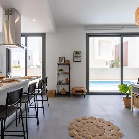 Flora's 3-bedroom Retreat With Private Pool Paralimni