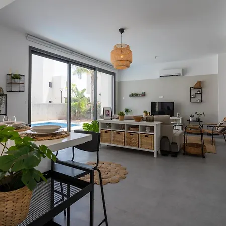 Flora's 3-bedroom Retreat With Private Pool Paralimni