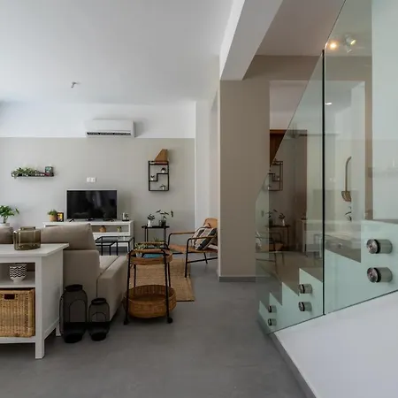 Villa Flora's 3-bedroom Retreat With Private Pool *