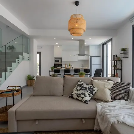 Flora's 3-bedroom Retreat With Private Pool *