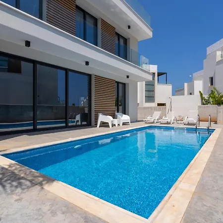 Flora's 3-bedroom Retreat With Private Pool Villa