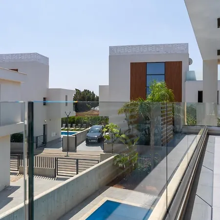 Flora's 3-bedroom Retreat With Private Pool *