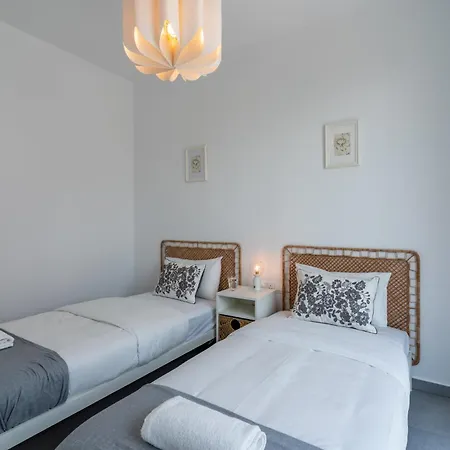 Flora's 3-bedroom Retreat With Private Pool Paralimni