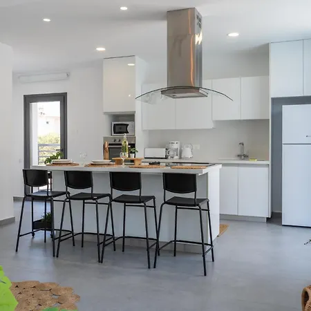 Flora's 3-bedroom Retreat With Private Pool